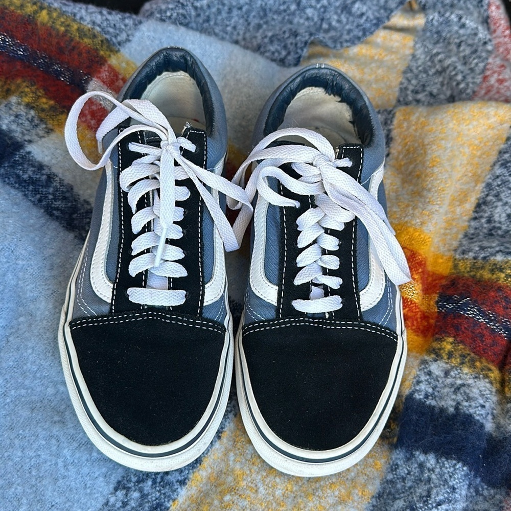 Vans off the wall, navy blue and black sneakers